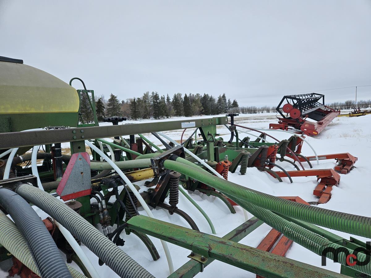 John Deere 655 Air Seeder w/ John Deere 777 Cart